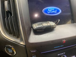 2016 Ford Edge Titanium - Interior Steering Wheel With Keys Image